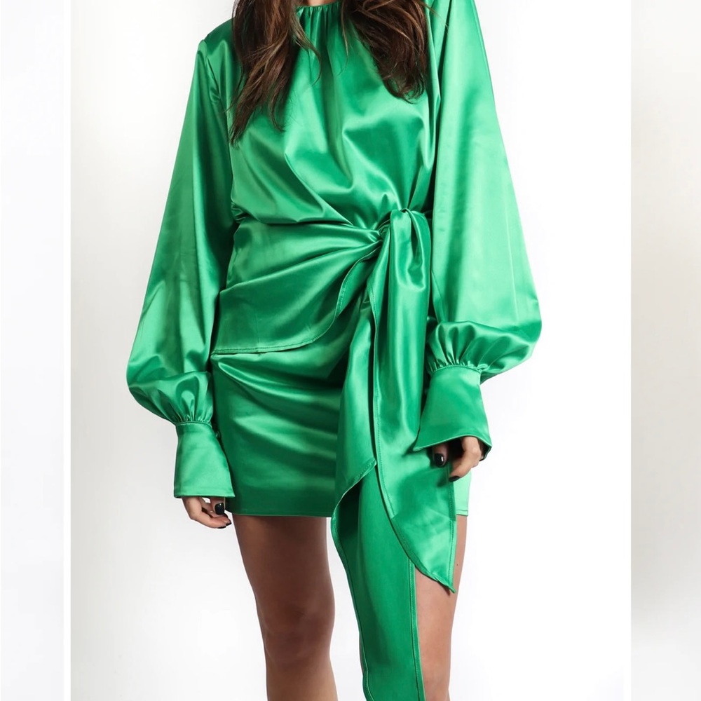 Beulah satin mini long sleeve never worn with tags. Size small